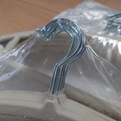 値下げしました   新品20本セット クローゼットがスッキリするずり落ちないハンガーの画像