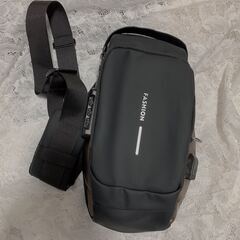 【新品】ショルダーバッグ ボディバッグ スポーツバッグ 斜めがけバッグ 肩掛けバッグ 盗難防止 USBポート (ブラック/ブラウン)の画像