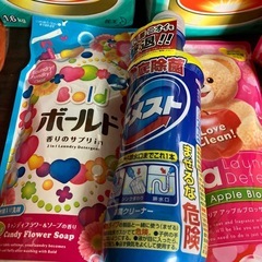 粉洗剤、アタック7箱とトイレットペーパー、ボールド2袋、ファーファ2袋、ドメスト1つの画像