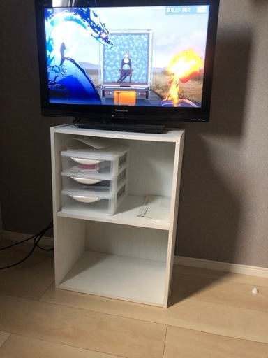 白い収納BOXと22インチPanasonic TV