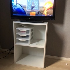 白い収納BOXと22インチPanasonic TV