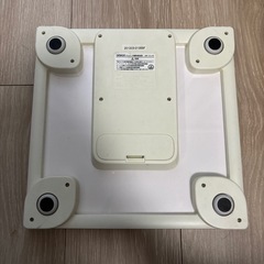 オムロン体重計と収納ケースの画像