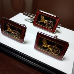 タイピン・カフスセット𓃗モチーフ馬車？の画像