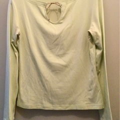 【値下げ】WORLD 長袖Tシャツ 薄い緑 首元ヒモ付き 大人っ...