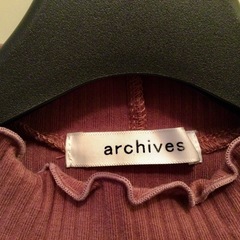 【大幅値下げ】archives 長袖Tシャツ ダークピンク ヒラヒラ 大人可愛いの画像