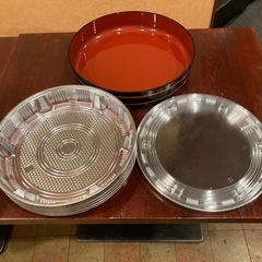 プラスチック製寿司桶麺桶1つと使い捨て寿司桶１３枚