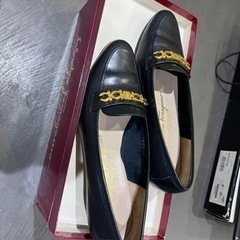 フェラガモ　パンプスの画像