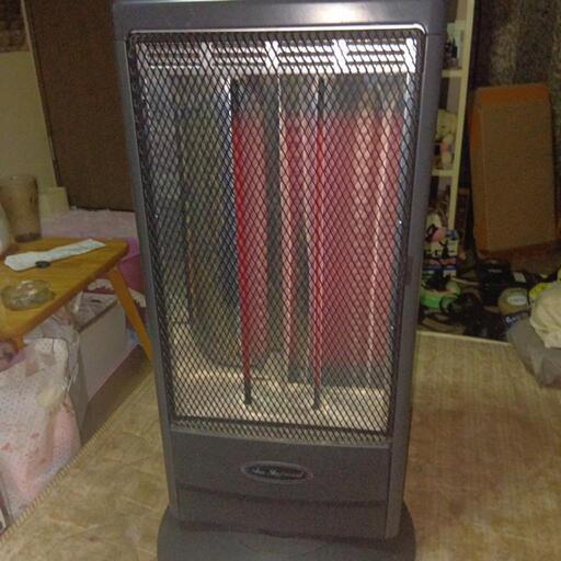 遠赤外線ストーブです首振り機能付きですサンヨー匂いがしないです