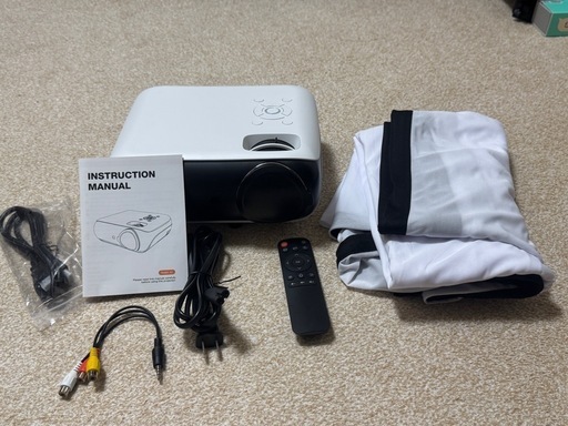 家庭用 1080P 4K対応プロジェクター（スクリーン、リモコン付属） 中古美品