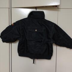黒のジャンパーの画像
