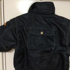 黒のジャンパーの画像
