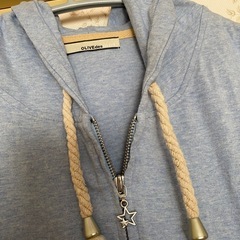 オリーブのゆったりパーカーの画像