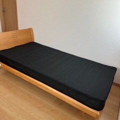 シングルベッド、未使用品のマットレス付きの画像