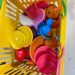 《お取引終了》【中古】お買い物お料理ごっこ商品かごどっさりセット★アンパンマンレジスター対応商品複数、カレー、お茶、アイス、ツナ缶、お茶、洗剤等、バーコード付。ミニキッチンセット、コンロ、鍋、まな板、包丁、半分に切れるハンバーグ、トマト、なす等野菜、果物。お皿、お椀、フォーク、スプーン等複数の画像