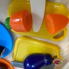 《お取引終了》【中古】お買い物お料理ごっこ商品かごどっさりセット★アンパンマンレジスター対応商品複数、カレー、お茶、アイス、ツナ缶、お茶、洗剤等、バーコード付。ミニキッチンセット、コンロ、鍋、まな板、包丁、半分に切れるハンバーグ、トマト、なす等野菜、果物。お皿、お椀、フォーク、スプーン等複数の画像