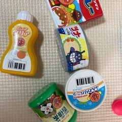 《お取引終了》【中古】お買い物お料理ごっこ商品かごどっさりセット★アンパンマンレジスター対応商品複数、カレー、お茶、アイス、ツナ缶、お茶、洗剤等、バーコード付。ミニキッチンセット、コンロ、鍋、まな板、包丁、半分に切れるハンバーグ、トマト、なす等野菜、果物。お皿、お椀、フォーク、スプーン等複数の画像