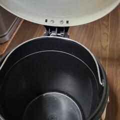 ペダル付きゴミ箱の画像