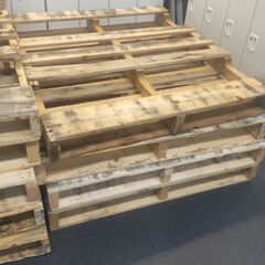 頑丈な米国製の木製パレットを引き取りに来られる方に差し上げます