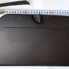 美品 セイワ(SEIWA) 車内用 リアトレイ スマホポケット付き, 500ml紙パックが2個置けますの画像