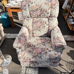 苫小牧発 lazboy / レイジーボーイ 一人掛けソファ ロッキングチェア リクライニング 花柄 輸入家具 used