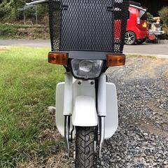 岡山発）原付バイクです🙇🏻‍♀️⸒⸒SUZUKIのモレです。前カゴ付いてるので使い勝手良いですよ✨🎶(*^^*)場所と日時と料金要相談で配達も可です🙆‍♀️配達ご希望の方は、ご希望の配達の場所を一緒にコメント宜しくお願い致します🙇🏻‍♀️⸒⸒その方がスムーズにやり取りが進みますので。の画像