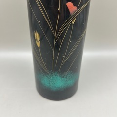 k1105609 輪島漆塗 花器 花入 縦25.5cm 口径6cm  輪島塗花器 丸筒型 小 手彫り沈金 つゆ草 黒 美術品 工芸品 中古 現状品の画像
