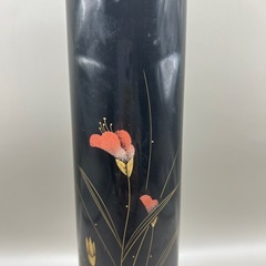 k1105609 輪島漆塗 花器 花入 縦25.5cm 口径6cm  輪島塗花器 丸筒型 小 手彫り沈金 つゆ草 黒 美術品 工芸品 中古 現状品の画像