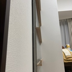 突っ張り 収納 おしゃれ ディスプレイラック 壁掛け 間仕切り パーテーション 壁面収納 棚 ラック スリム ディスプレイ LOWYAの画像