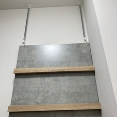 突っ張り 収納 おしゃれ ディスプレイラック 壁掛け 間仕切り パーテーション 壁面収納 棚 ラック スリム ディスプレイ LOWYAの画像