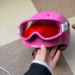 キッズ用ヘルメットとゴーグルセットの画像