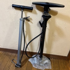 
スポーツバイク用ポンプと普通の自転車用ポンプの画像