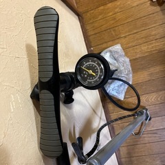
スポーツバイク用ポンプと普通の自転車用ポンプの画像