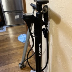 
スポーツバイク用ポンプと普通の自転車用ポンプの画像