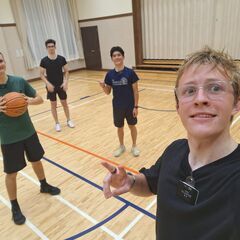 一緒にバスケットボールをしましょう!!!