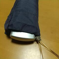 紺色の折りたたみ傘の画像