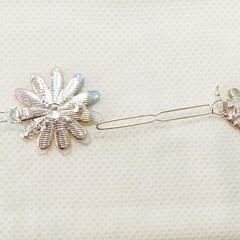 新品！月と花のヘアピン2個セット　ヘアクリップの画像