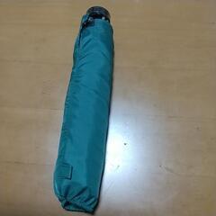 緑の折りたたみ傘