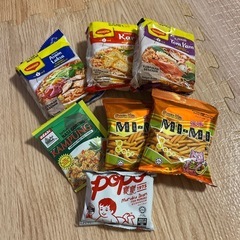 シンガポールお土産（インスタント麺、お菓子）