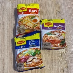 シンガポールお土産（インスタント麺、お菓子）の画像