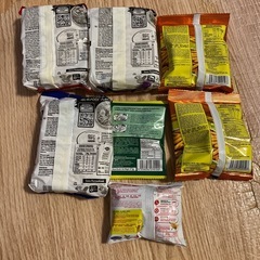 シンガポールお土産（インスタント麺、お菓子）の画像