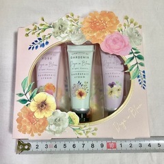 未使用品 デイズインブルーム ハンド&ネイルクリームギフト 15mL 3本セットの画像