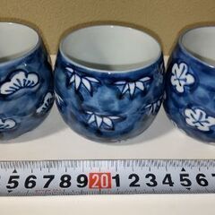 お茶呑茶碗・湯呑茶碗（松竹梅柄）