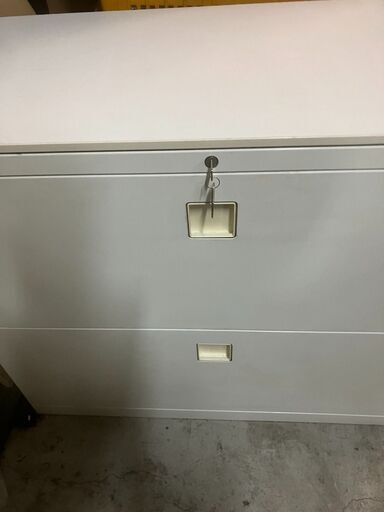 ☆中古￥5,000！okamura　2段鍵付きキャビネット　家具　収納家具　幅90㎝ｘ奥行45㎝ｘ高さ78㎝　【BK036】