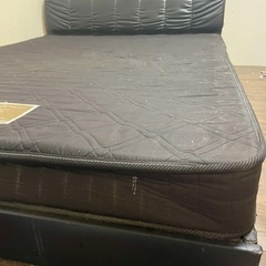 ダブルベッドの画像