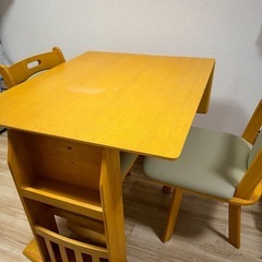 テーブルとイスセットの画像