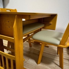 テーブルとイスセットの画像