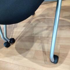 ローラー付き　座面が折り畳めるイスの画像