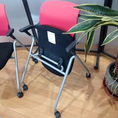 ローラー付き　座面が折り畳めるイスの画像