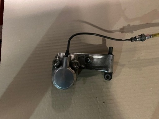 ヨンフォア左側純正キャリパー