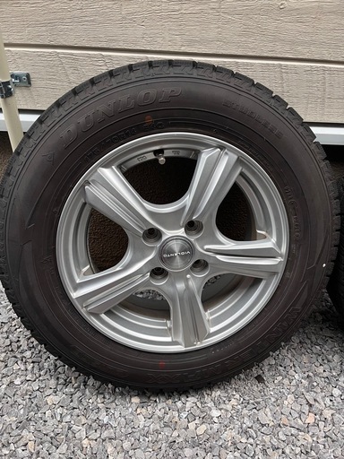 スタッドレスタイヤ　WINTER MAXX 02　４本